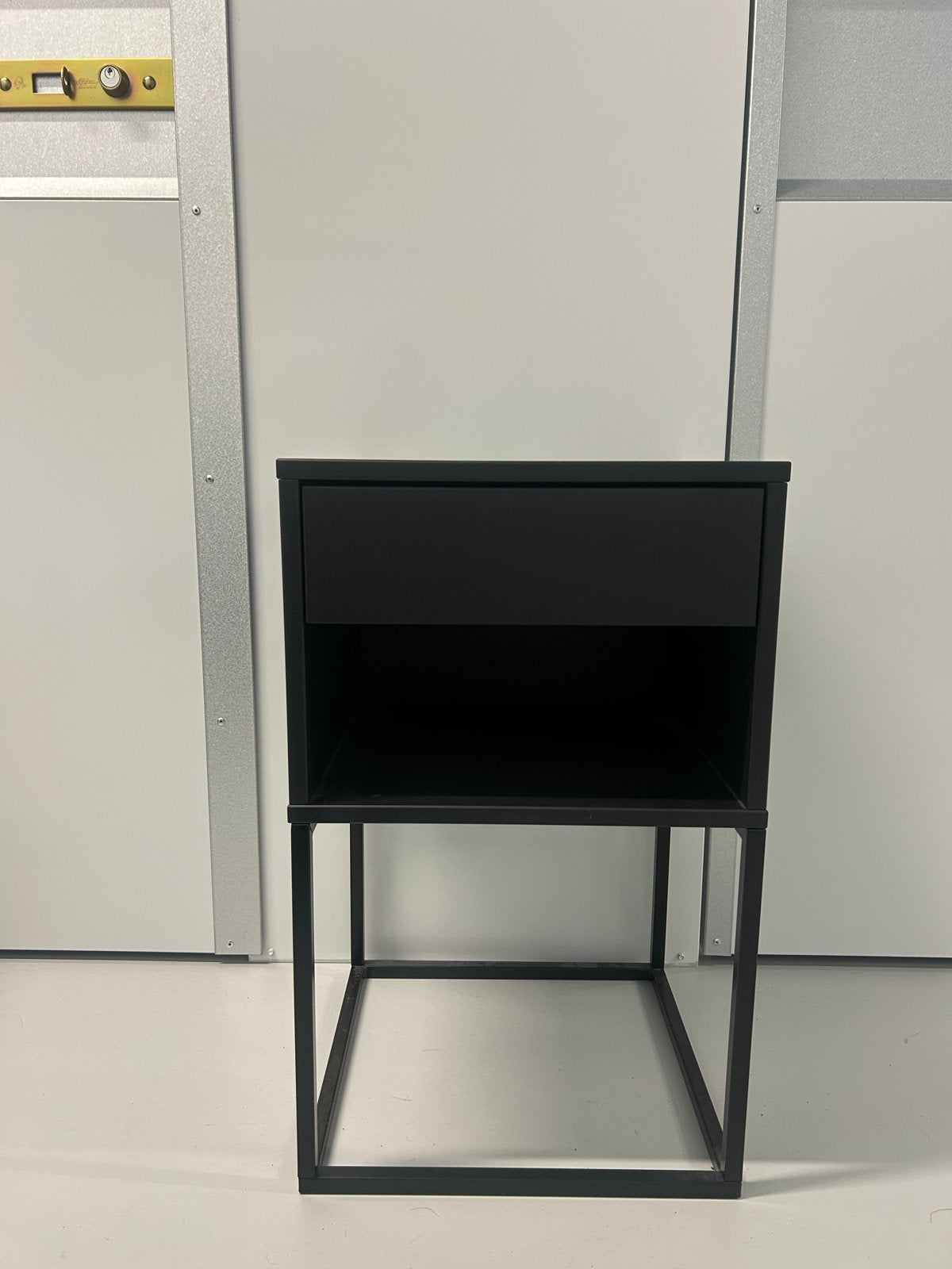 2 Ikea nachtkastjes Vikhammer, Ophalen, Minder dan 45 cm, 55 tot 70 cm, Zo goed als nieuw