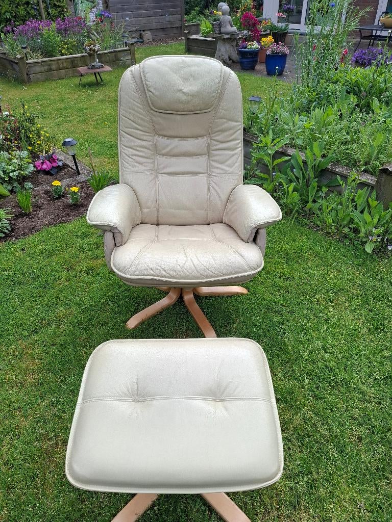 Met leer beklede draaistoel met bijbehorende hokker, Huis en Inrichting, Fauteuils, Ophalen, Gebruikt, Minder dan 75 cm, Huiskamerstoel