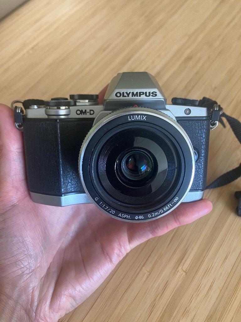 Olympus systeemcamera OM-D E-M10 met Lumix 20 mm lens, Audio, Tv en Foto, Fotocamera's Digitaal, Ophalen, Zo goed als nieuw, Olympus