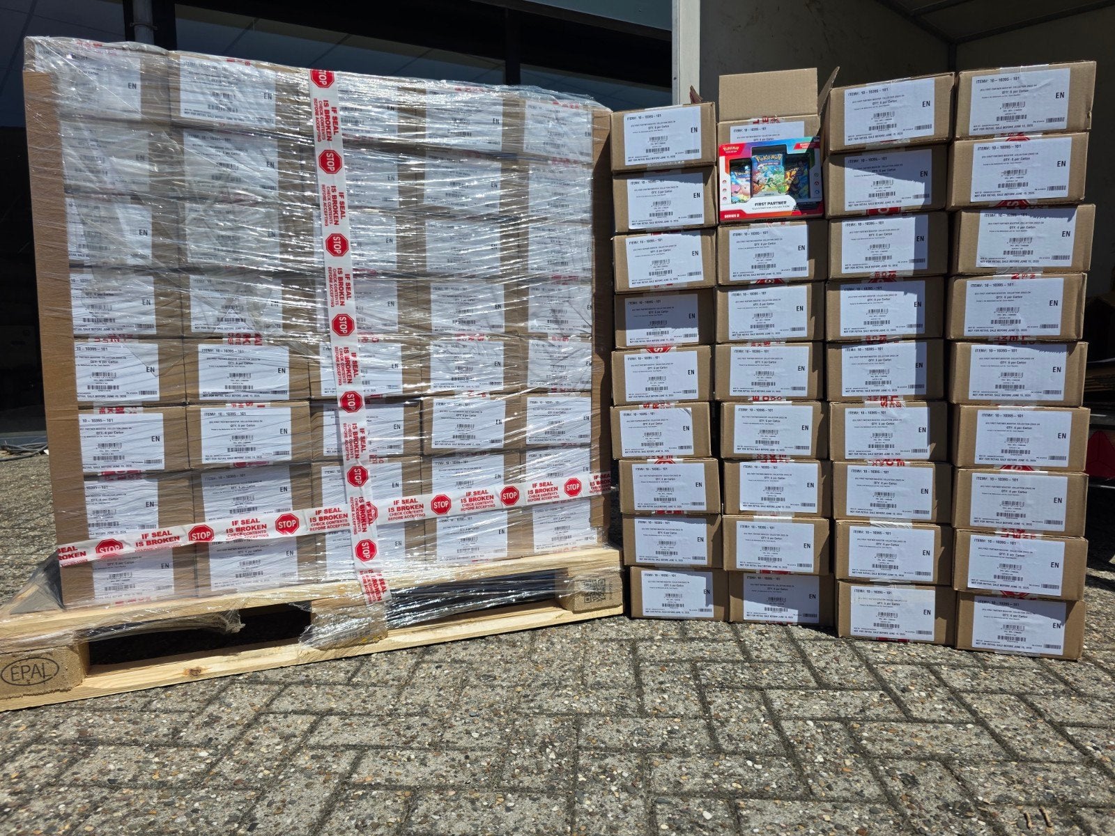 First Partner 2 of 3 Box Case (6x) 30th Pokemon, Ophalen of Verzenden, Nieuw, Overige typen, Foil