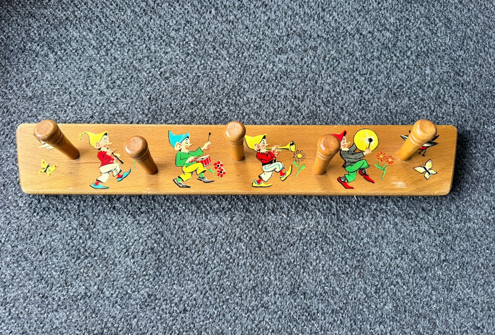 Leuke vintage kinderkapstok versierd kabouters en vogels., Ophalen of Verzenden, Hout, Wandkapstok, Minder dan 100 cm
