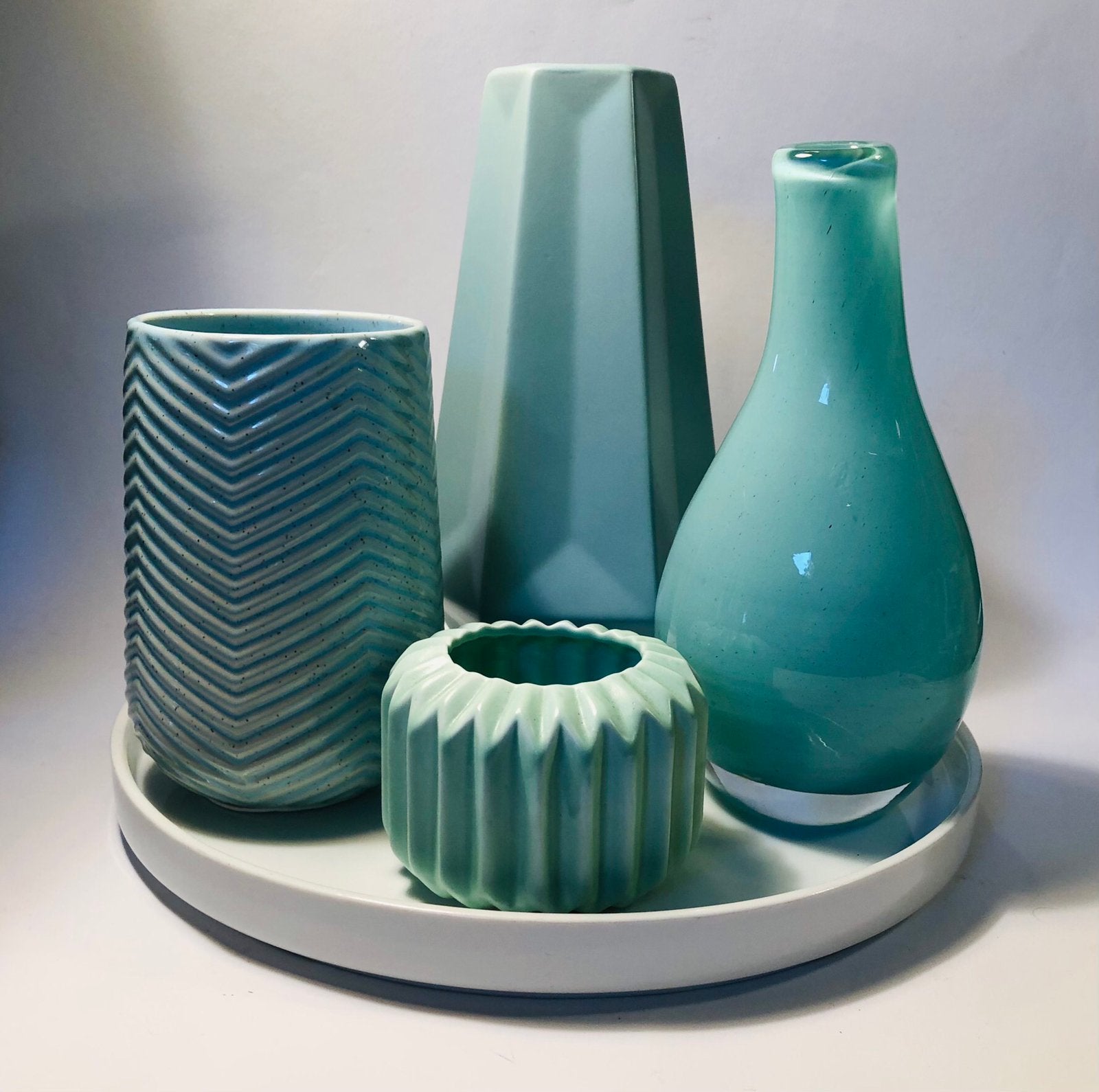 Vier blauwe vaasjes, keramiek en glas, op porseleinen bord, Ophalen of Verzenden, Zo goed als nieuw, Glas