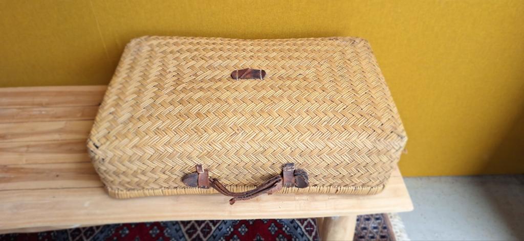 Vintage koffer, rieten reiskoffer, koffertje, opberg mand, Gebruikt, Vintage, Ophalen of Verzenden, Riet