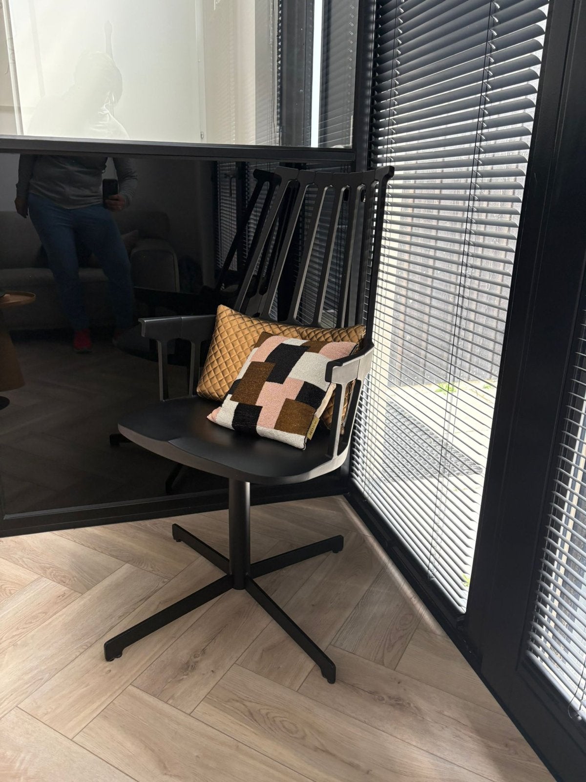 Moderne Zwarte Design Stoel met Unieke Rugleuning, Ophalen, Zwart, Zo goed als nieuw, Metaal