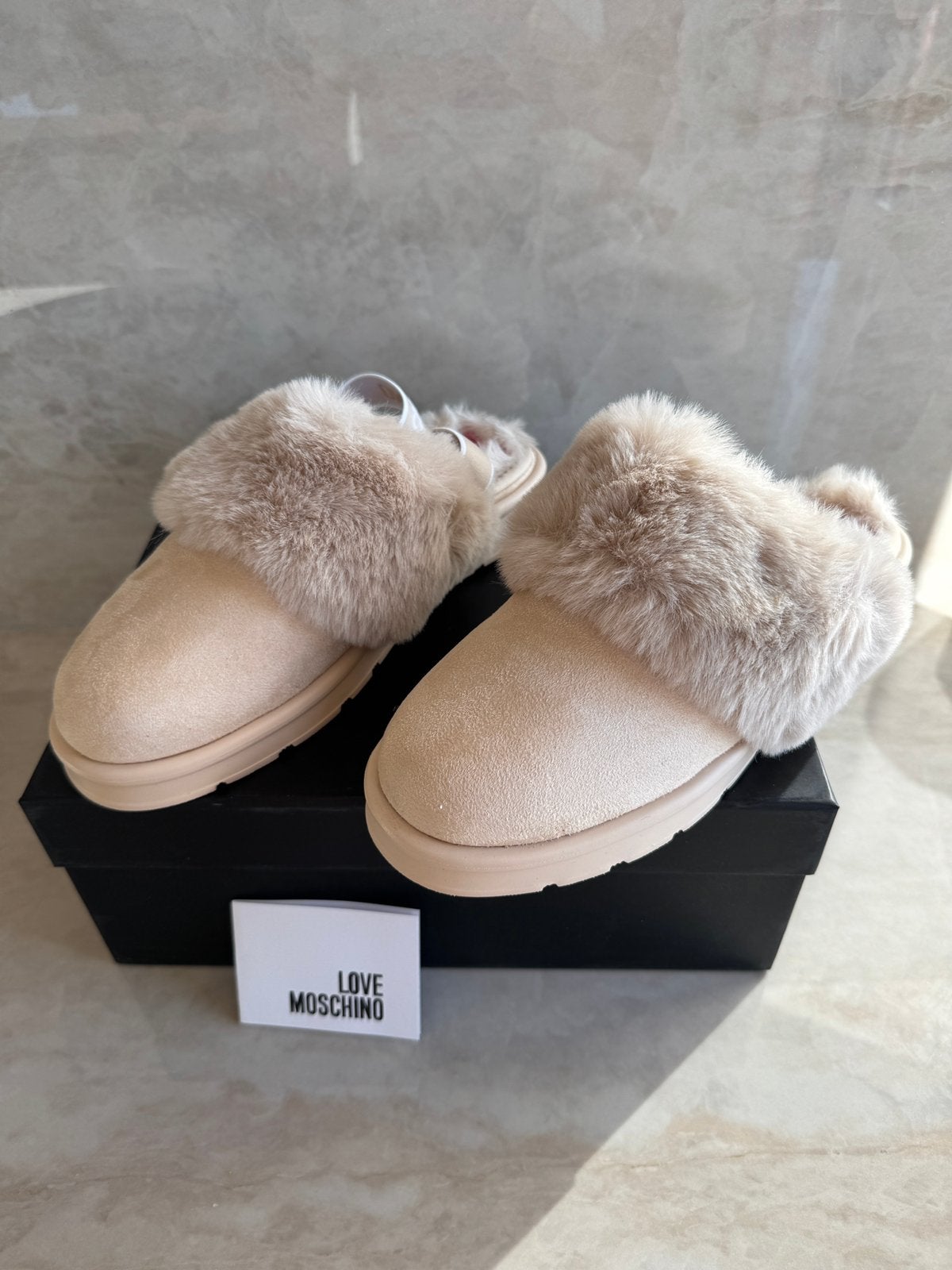 Moschino sloffen sandalen slippers maat 39, Beige, Nieuw, Ophalen of Verzenden, Pantoffels of Sloffen
