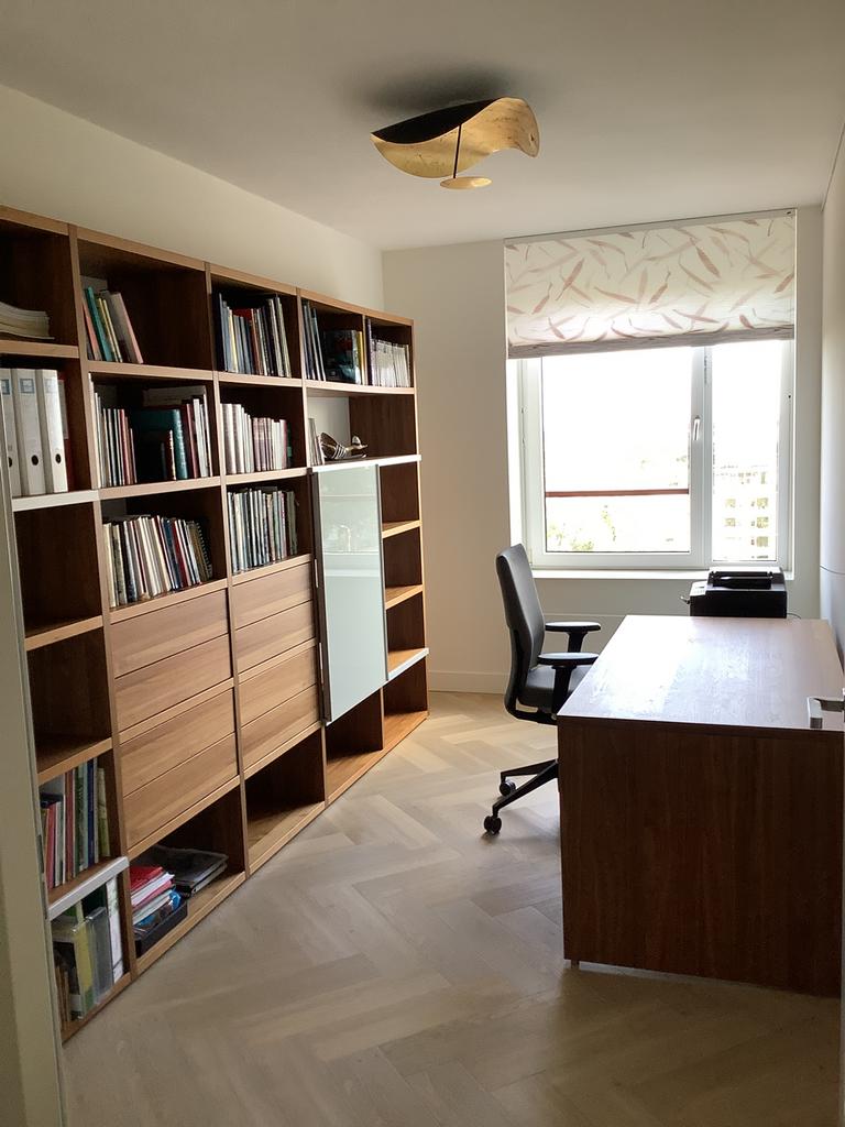 Hulsta noten houten boekenkast met schuifdeuren + bureau, Ophalen, 200 cm of meer, 50 tot 100 cm, Zo goed als nieuw