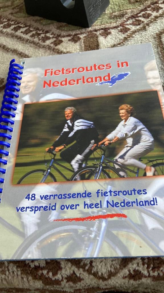 Fietsroutes in Nederland  ( ringband), Ophalen of Verzenden, Zo goed als nieuw