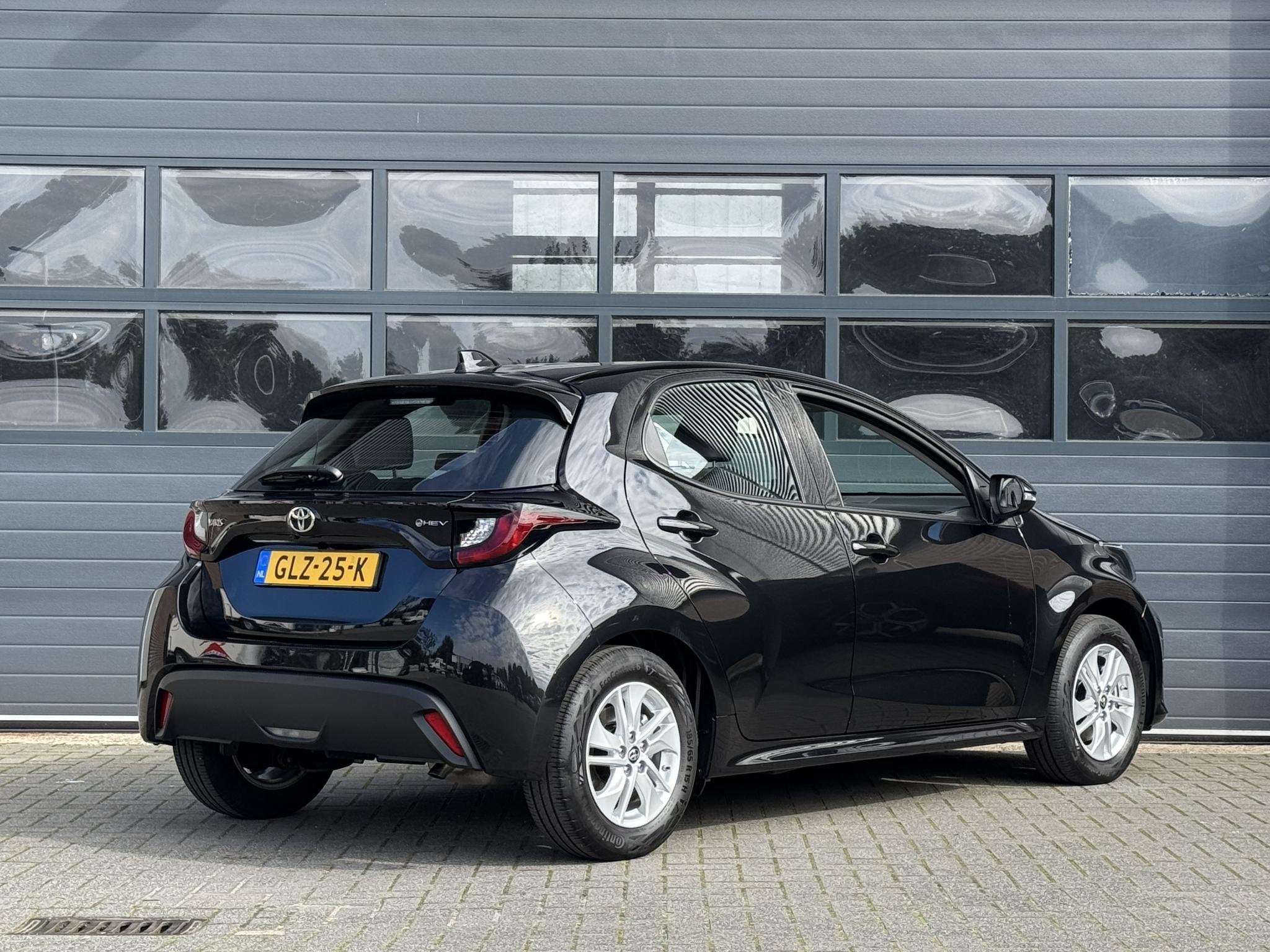 TOYOTA YARIS 1.5 HYBRID 115 ACTIVE I AUTOMAAT I APPLE CARPLA, Auto's, Gebruikt, Met garantie (alle), Zwart, Bedrijf