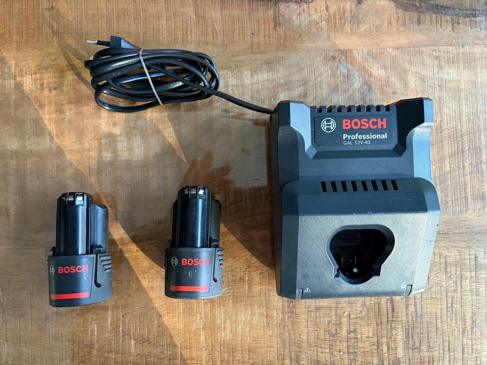 Bosch Professional GAL 12V-40 Oplader met 2x 12V 3.0Ah Accu, Variabele snelheid, Overige typen, Ophalen of Verzenden, Zo goed als nieuw