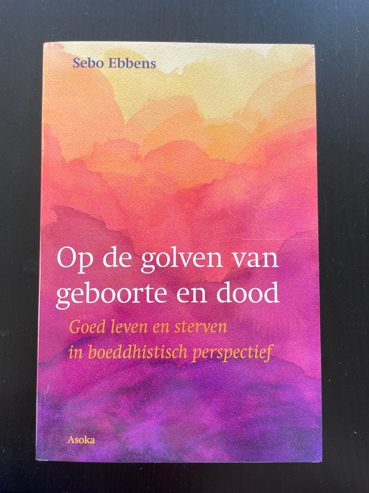 Op de golven van geboorte en dood - Boeddhisme, Boeken, Ophalen of Verzenden, Zo goed als nieuw, Ziel of Sterfelijkheid, Achtergrond en Informatie
