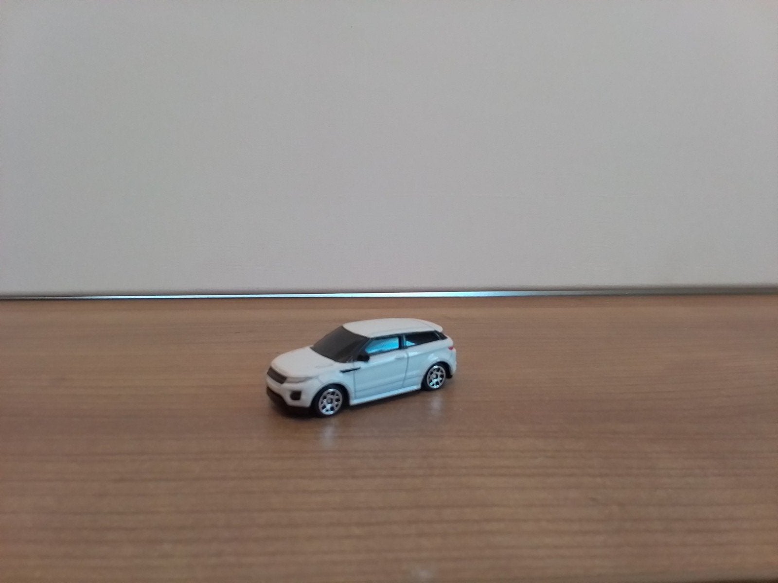 RANGE ROVER EVOQUE.  wit.  Schaal  1:64., Ophalen of Verzenden, Zo goed als nieuw, Auto
