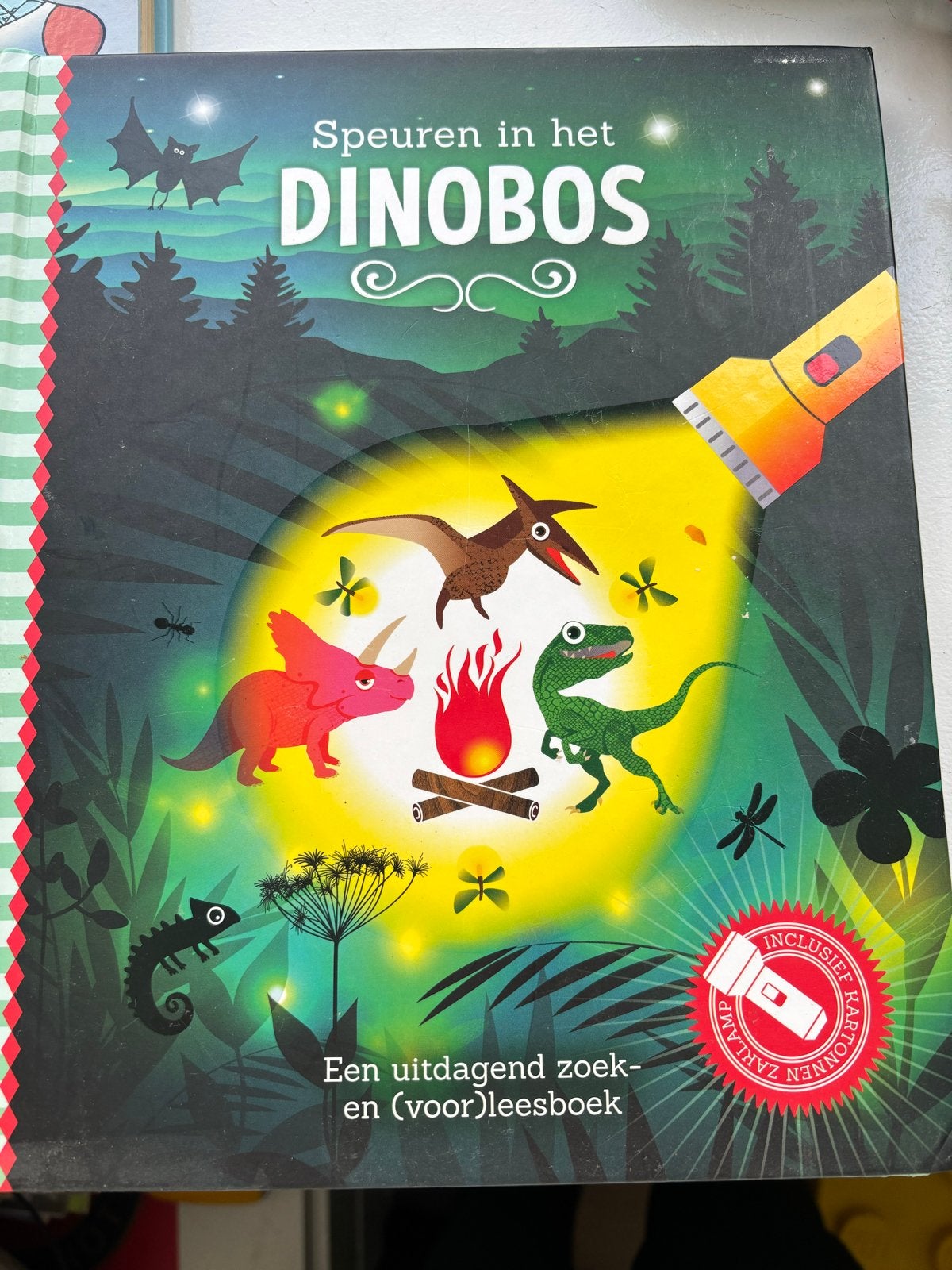 Speuren in het Dinobos - Zoek- en voorleesboek met zaklamp, Boeken, Fictie algemeen, Jongen of Meisje, Ophalen of Verzenden, Zo goed als nieuw
