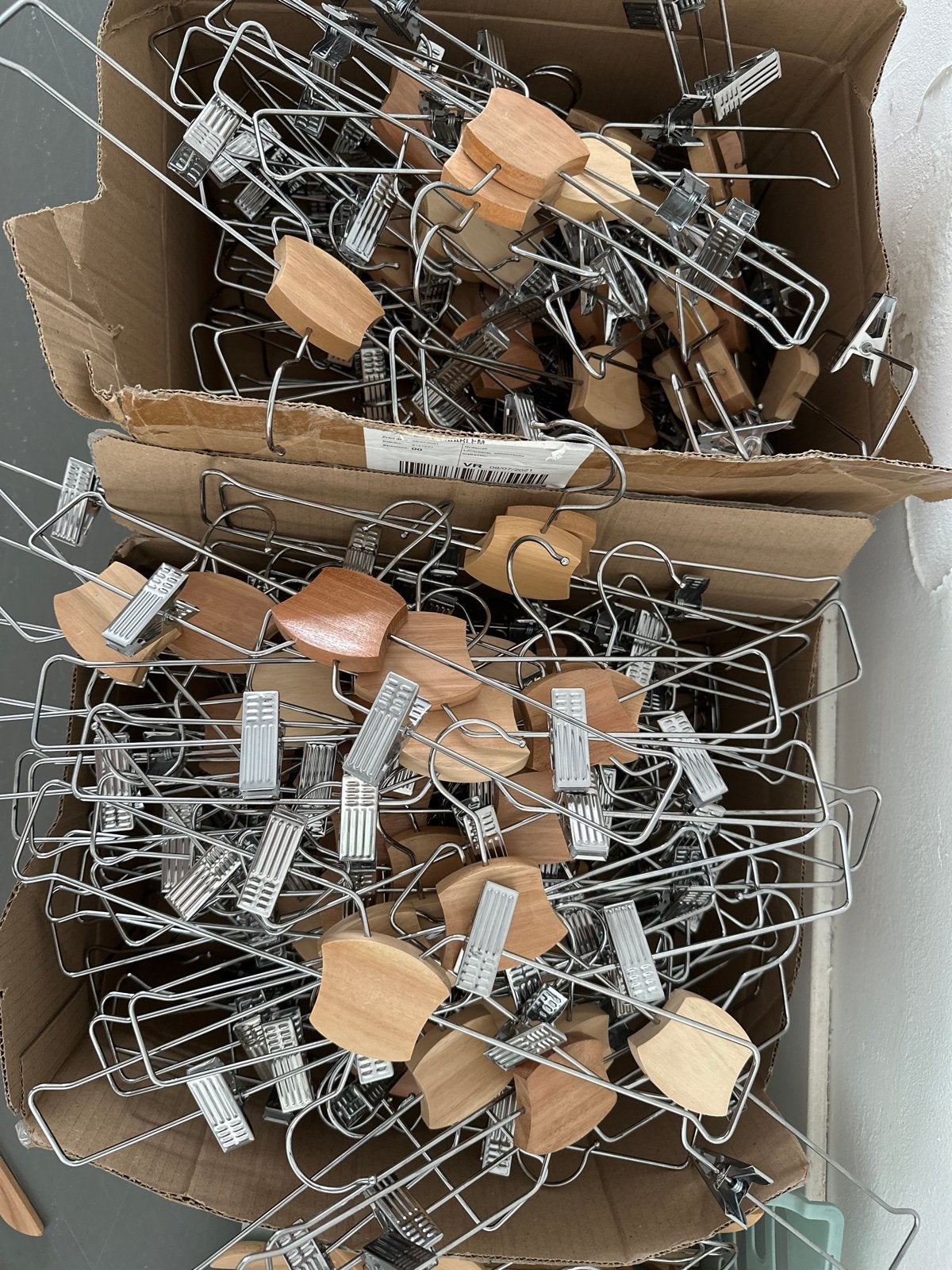 25 stuks IKEA Broekhangers - Metaal en Hout, Ophalen of Verzenden, Zo goed als nieuw, Hout, Volwassenen