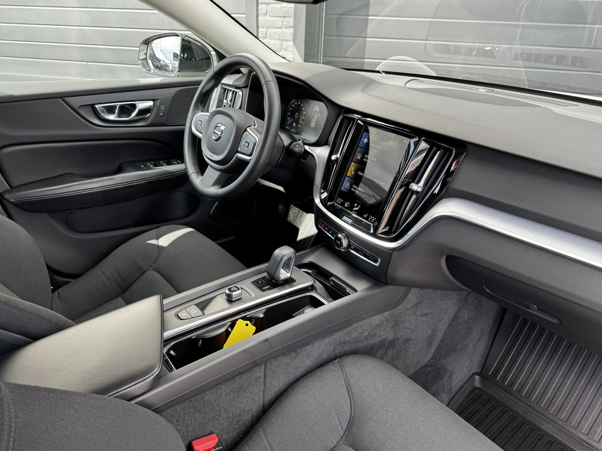 Volvo V60 2.0 B3 163PK Momentum R-Design | Camera | Trekhaak, Dealer onderhouden, Stof, 4 cilinders, 1969 cc