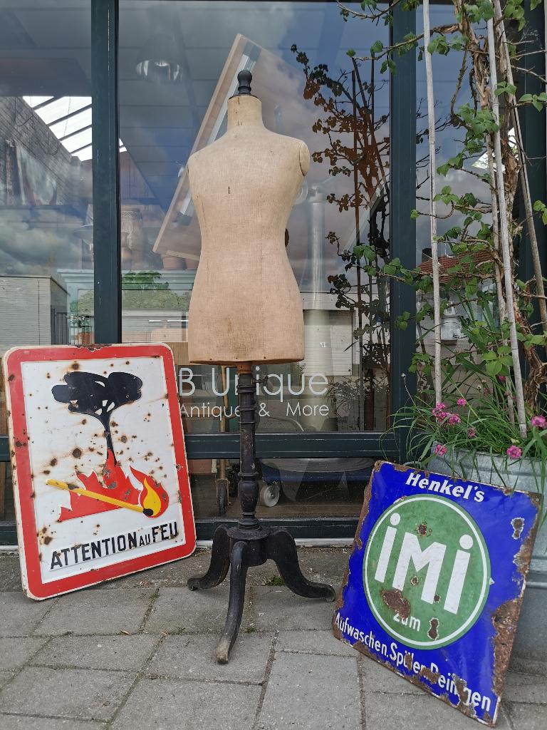 Antieke paspop mannequin, Ophalen