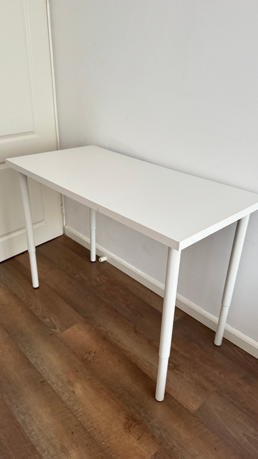 Wit bureau met verstelbare poten - Ideaal voor thuiswerk, Gebruikt, 100 tot 150 cm, Tot twee personen, Rechthoekig