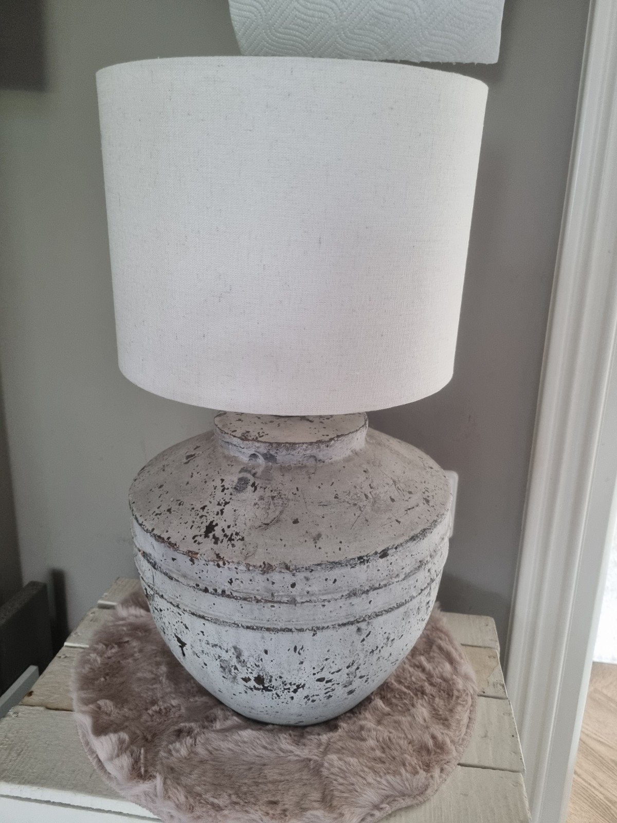 Landelijke kruiklamp met kap en lamp, Huis en Inrichting, Ophalen, Gebruikt, Textiel, Wit