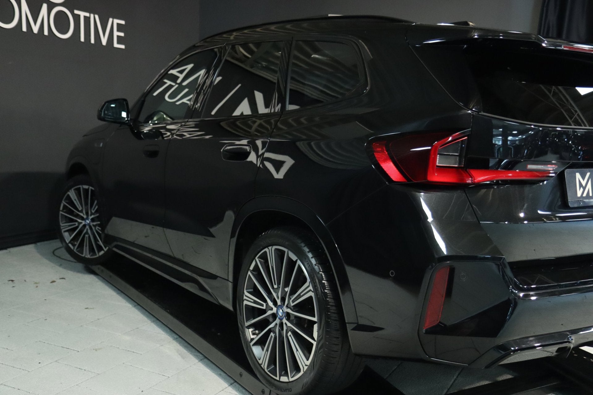 BMW X1 XDrive30e M Sport / PANO / HUD / MEMORY / H&K / 360 /, Beige, Zwart, Bedrijf, Hybride Elektrisch/Benzine