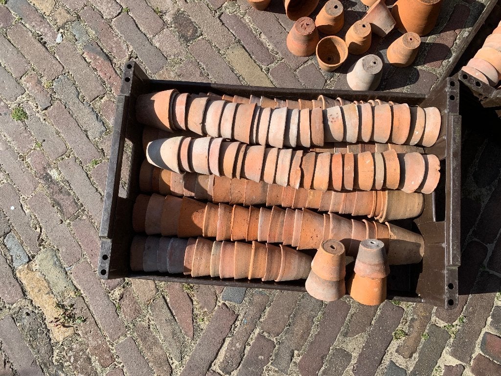 Foto 13 van Antieke handgemaakte aardewerken kweekpotjes
