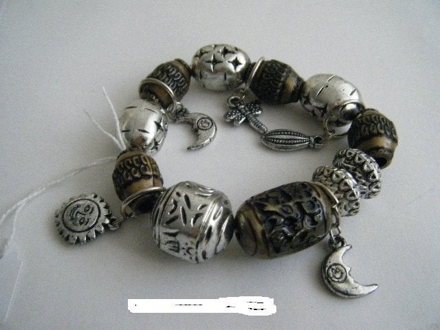 a027 armband bronskleurig met bedels, Sieraden, Tassen en Uiterlijk, Ophalen, Nieuw, Overige kleuren, Kunststof of Plastic