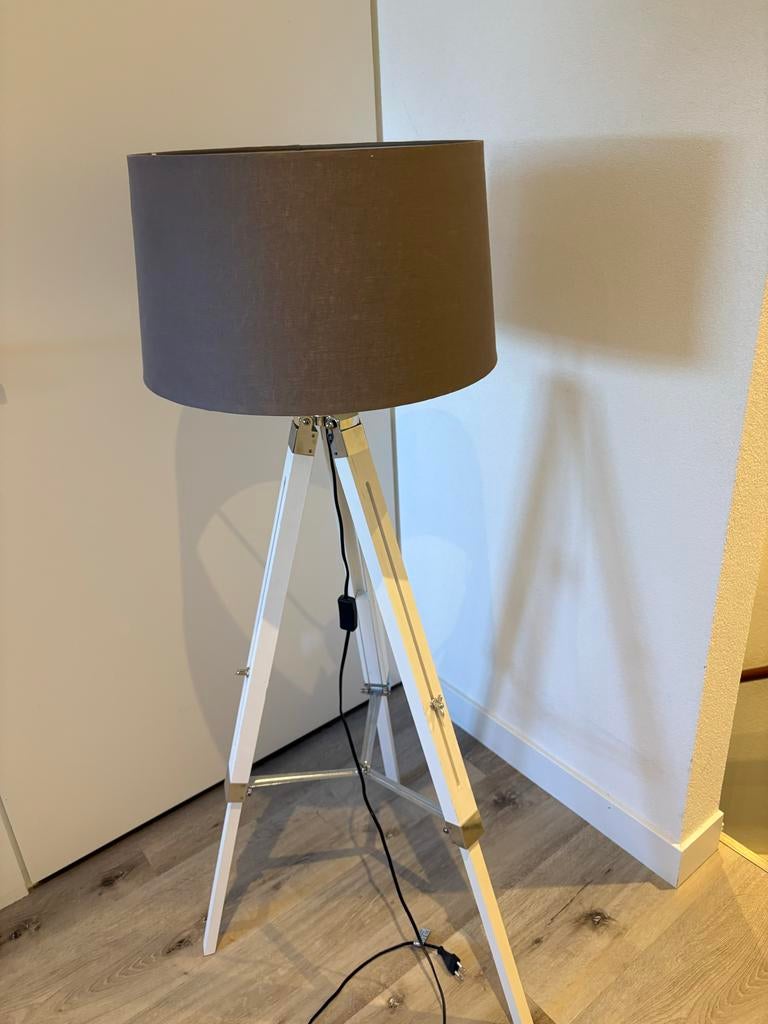 Driepoot lamp met lampenkap (45 cm), Huis en Inrichting, Ophalen, Gebruikt, Hout, 100 tot 150 cm