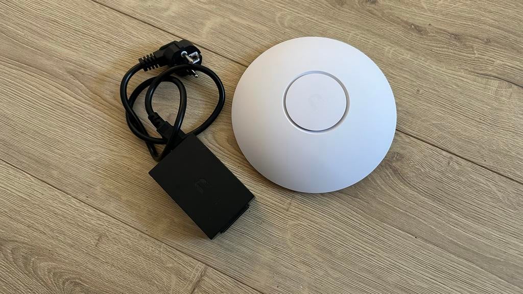 Ubiquiti UniFi UAP-AC-LR Access Point met PoE Adapter, Computers en Software, Accesspoints, Ophalen of Verzenden, Zo goed als nieuw