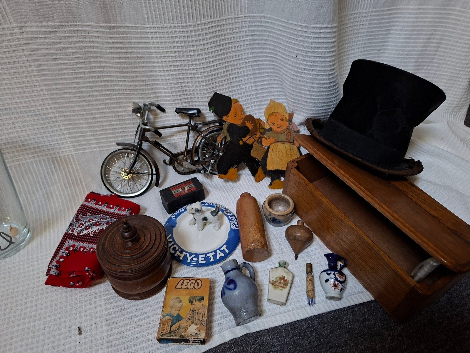 Doos met diverse oude antieke artikelen en curiosa, Ophalen
