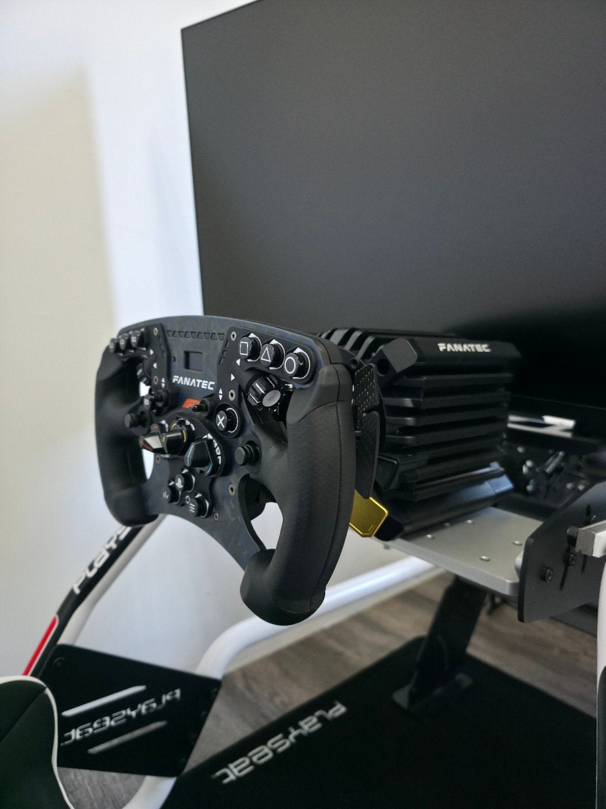 Foto 2 van Complete Simrig! Fanatec DD 18nm, F1 V2.5, Simnet, Haptics!