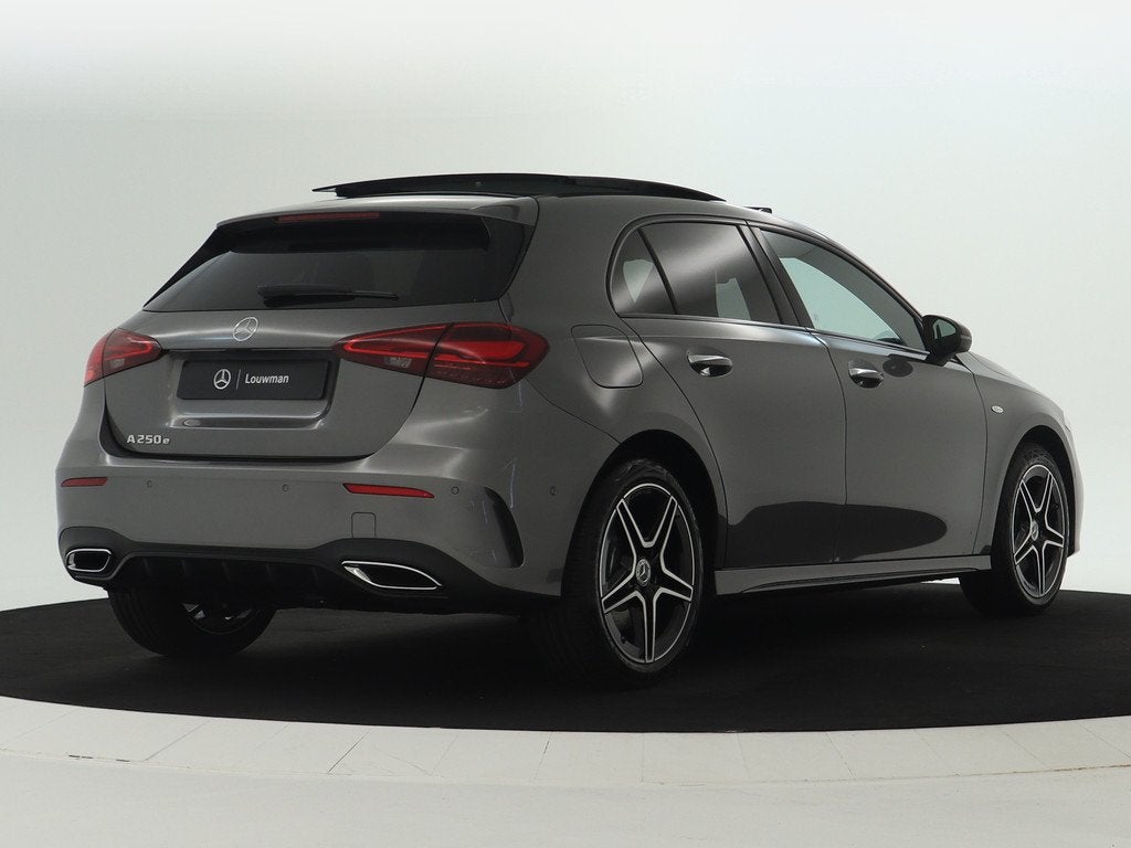 Mercedes-Benz A-Klasse 250 e Business Solution AMG | Nightpa, Auto's, Mercedes-Benz, 12 maanden, 4 cilinders, 15 kWh, Bedrijf