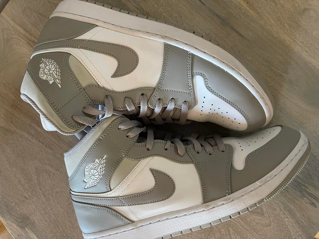 Nike Air Jordan 1 Mid Light Smoke Grey. Used. No box, Ophalen of Verzenden, Zo goed als nieuw, Overige kleuren