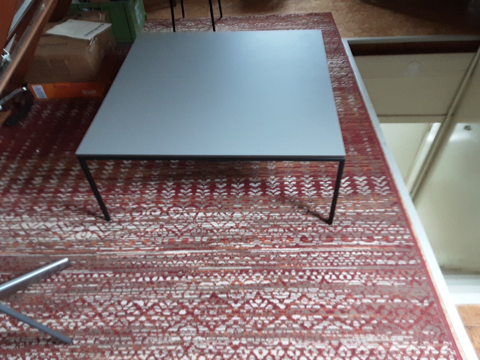Moderne salontafel met metalen onderstel, Huis en Inrichting, Ophalen, 50 tot 100 cm, Overige materialen, Vierkant