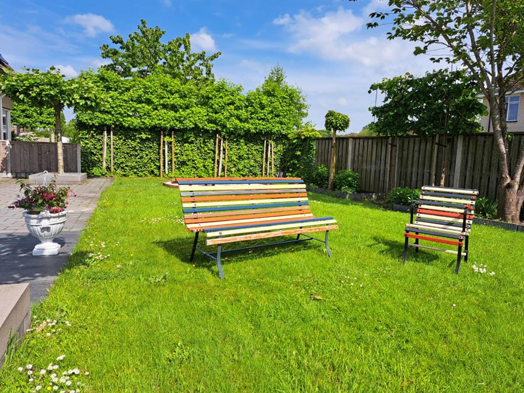 Kleurrijke " hippie" lattenbank en -stoel ., Tuin en Terras, Ophalen, Gebruikt, Hout