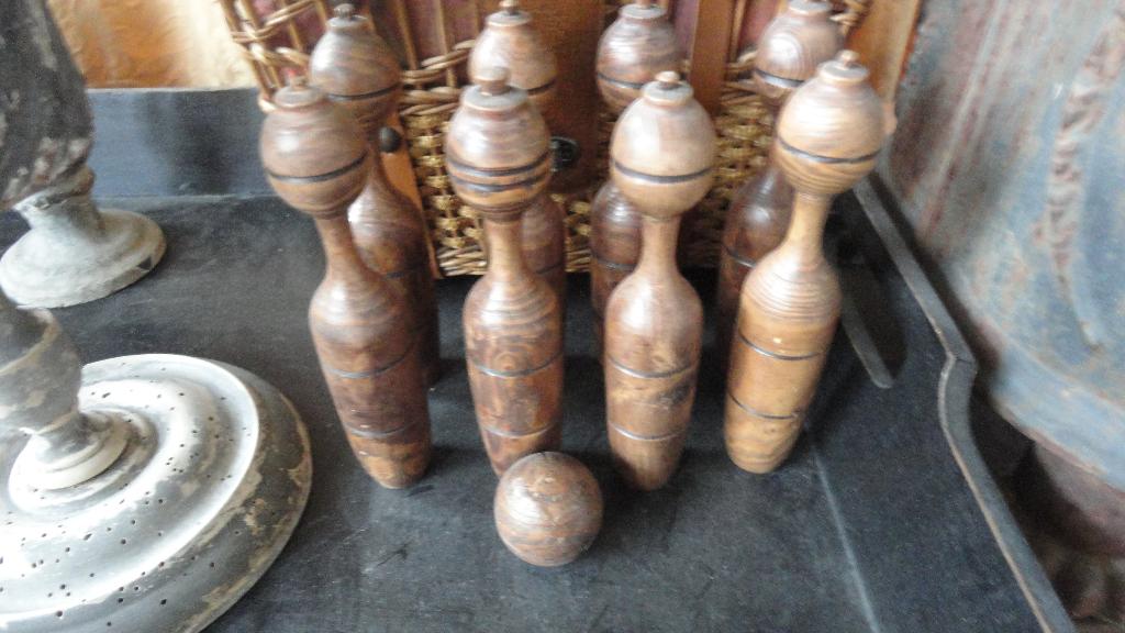 8 antieke BRUINE HOUTEN KEGELS + BAL / kegelspel, deco, Ophalen of Verzenden
