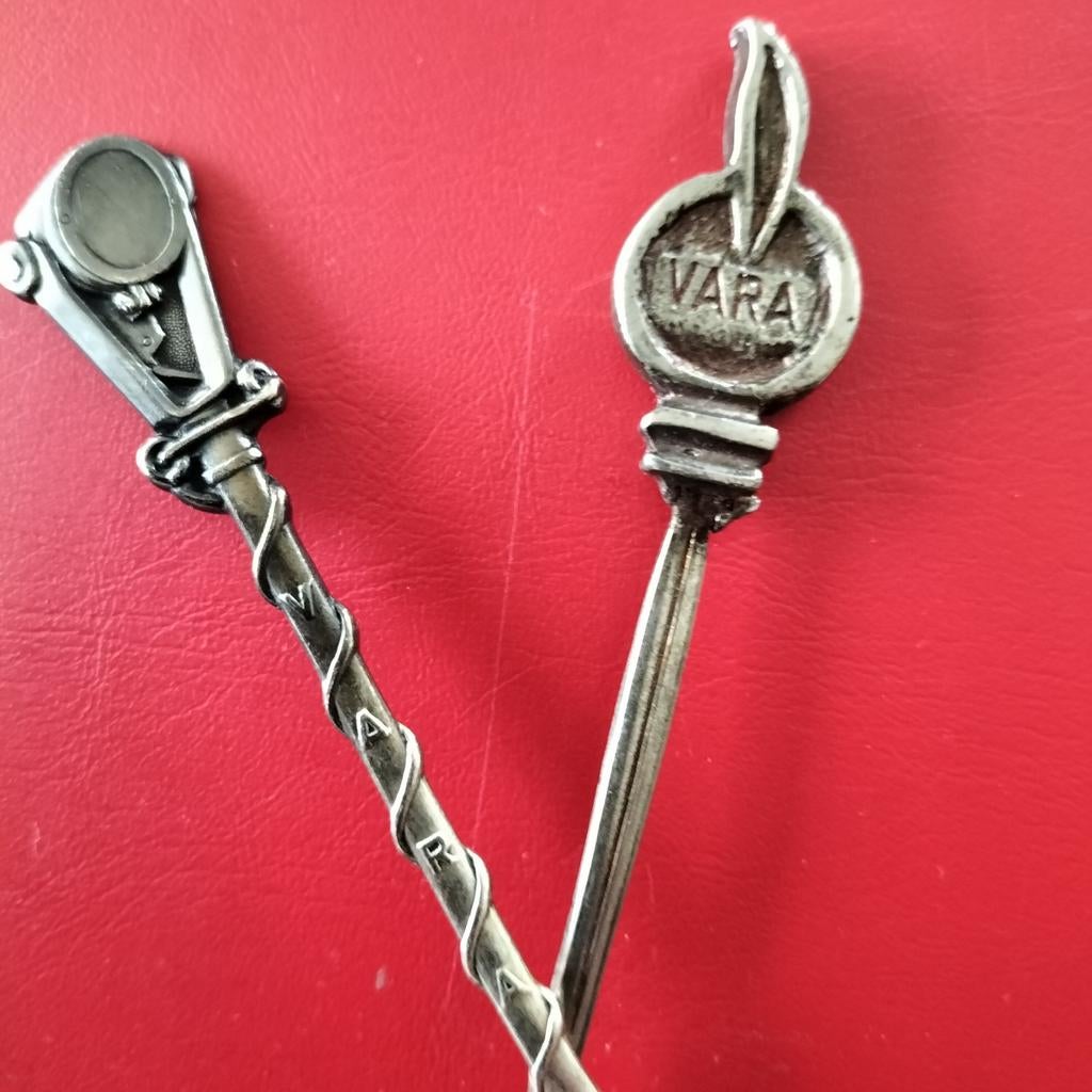 Set van 2 vintage souvenirlepels "Vara", Ophalen of Verzenden