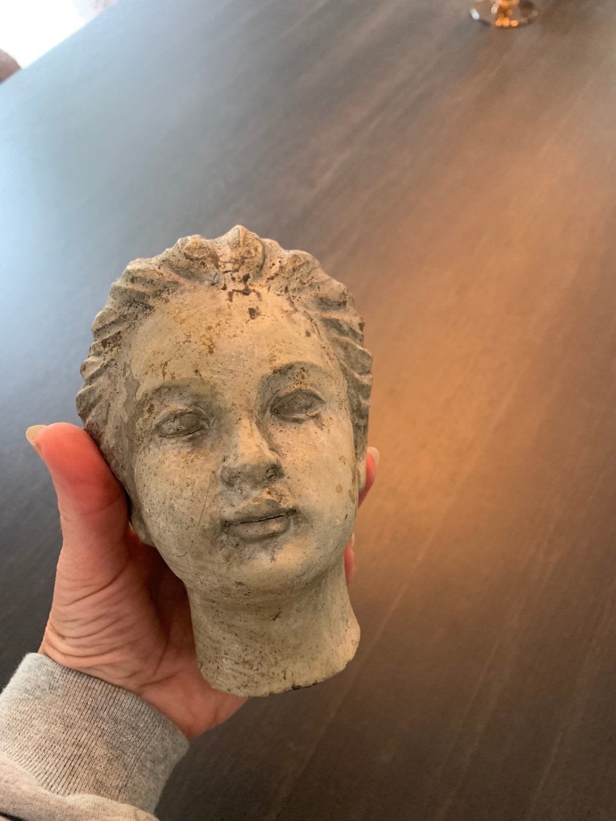 Stenen hoofd meisje, Ophalen