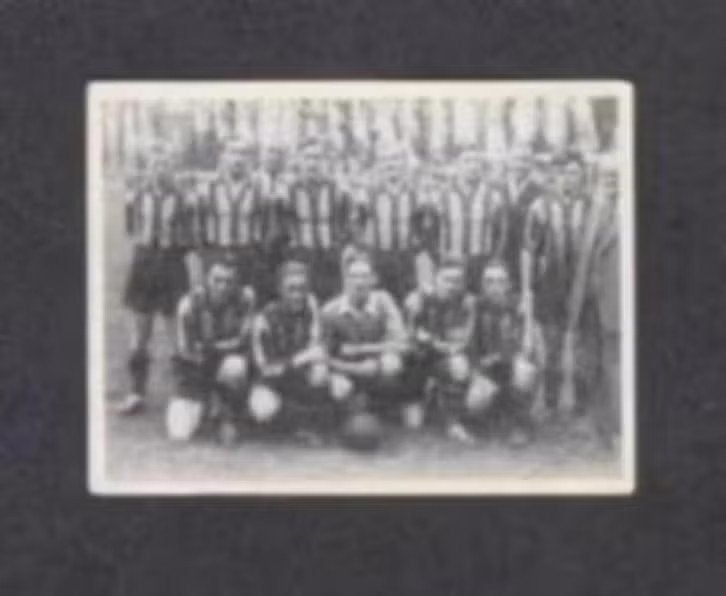 Voetbalplaatje Helmond 2e Klasser 1951-1952., Ophalen of Verzenden, Zo goed als nieuw