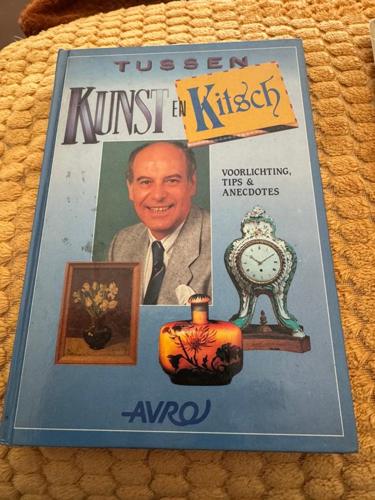 Boek Tussen Kunst en Kitsch. Tijdschrift Antiek, Ophalen of Verzenden, Zo goed als nieuw