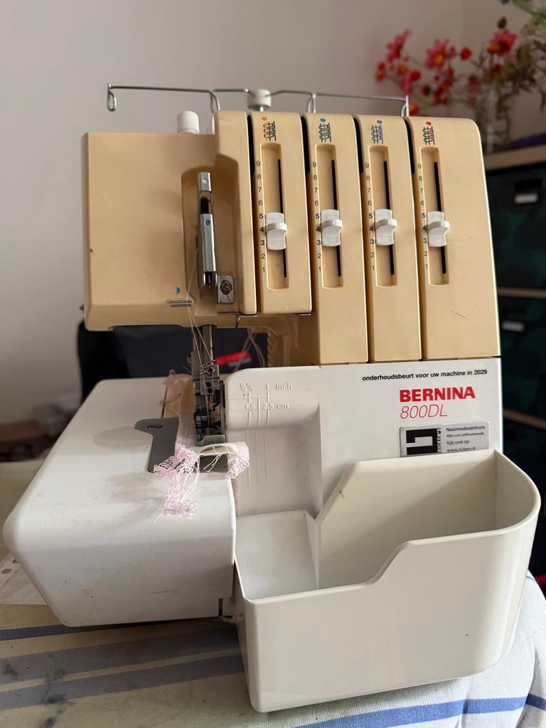 Bernina 800DL Lockmachine - met nieuwe messen in prima staat, Hobby en Vrije tijd, Naaimachines en Toebehoren, Ophalen, Zo goed als nieuw