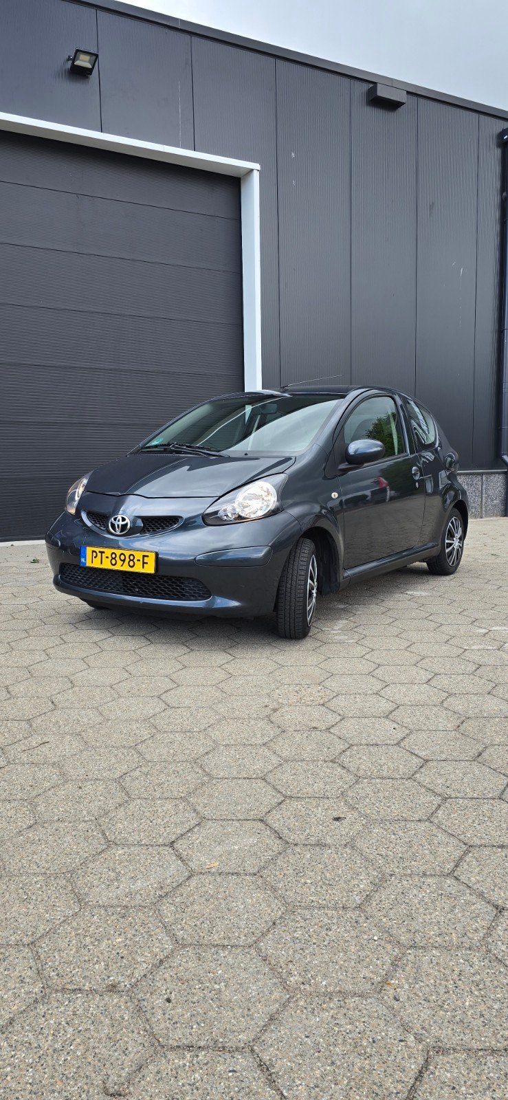 Toyota Aygo 1.0 nieuwe apk, Voorwielaandrijving, Stof, Zwart, Parkeersensor