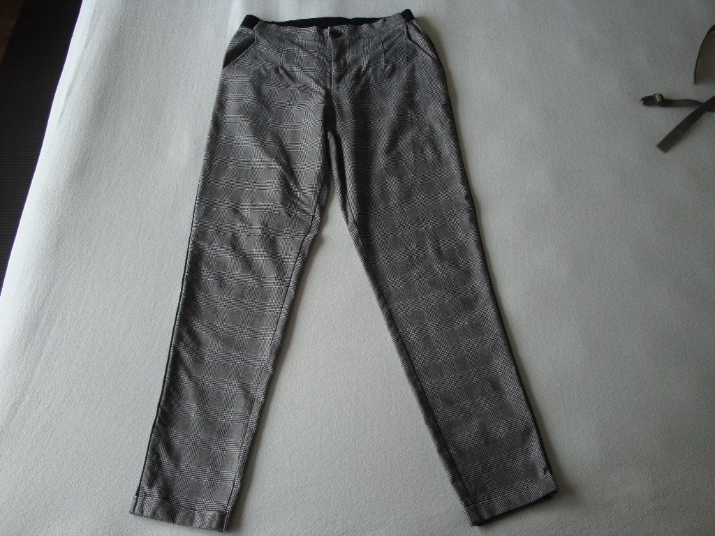 Maat 40. Lange zwart, wit met een beetje rood geblokte broek, Maat 38/40 (M), Meerkleurig, Ophalen of Verzenden, Zo goed als nieuw