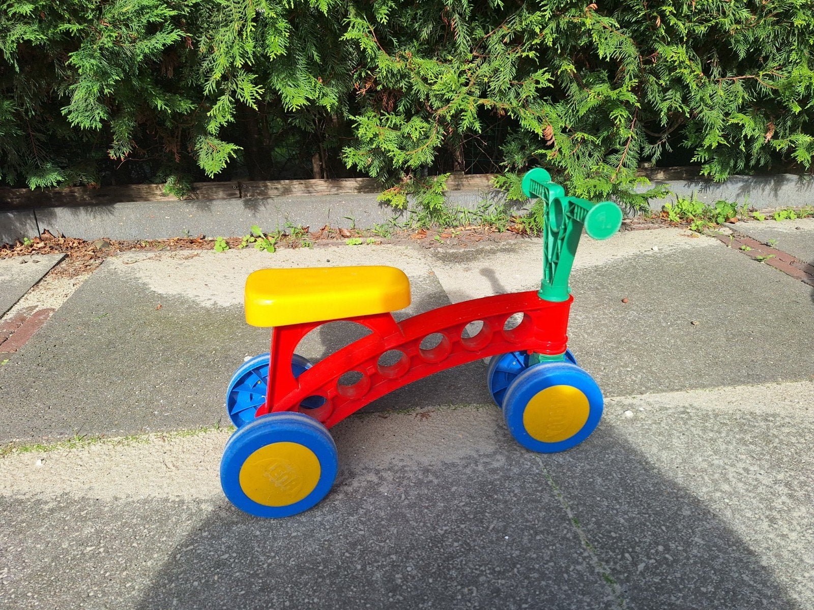 Lena loopfietsje rood/geel/blauw/groen