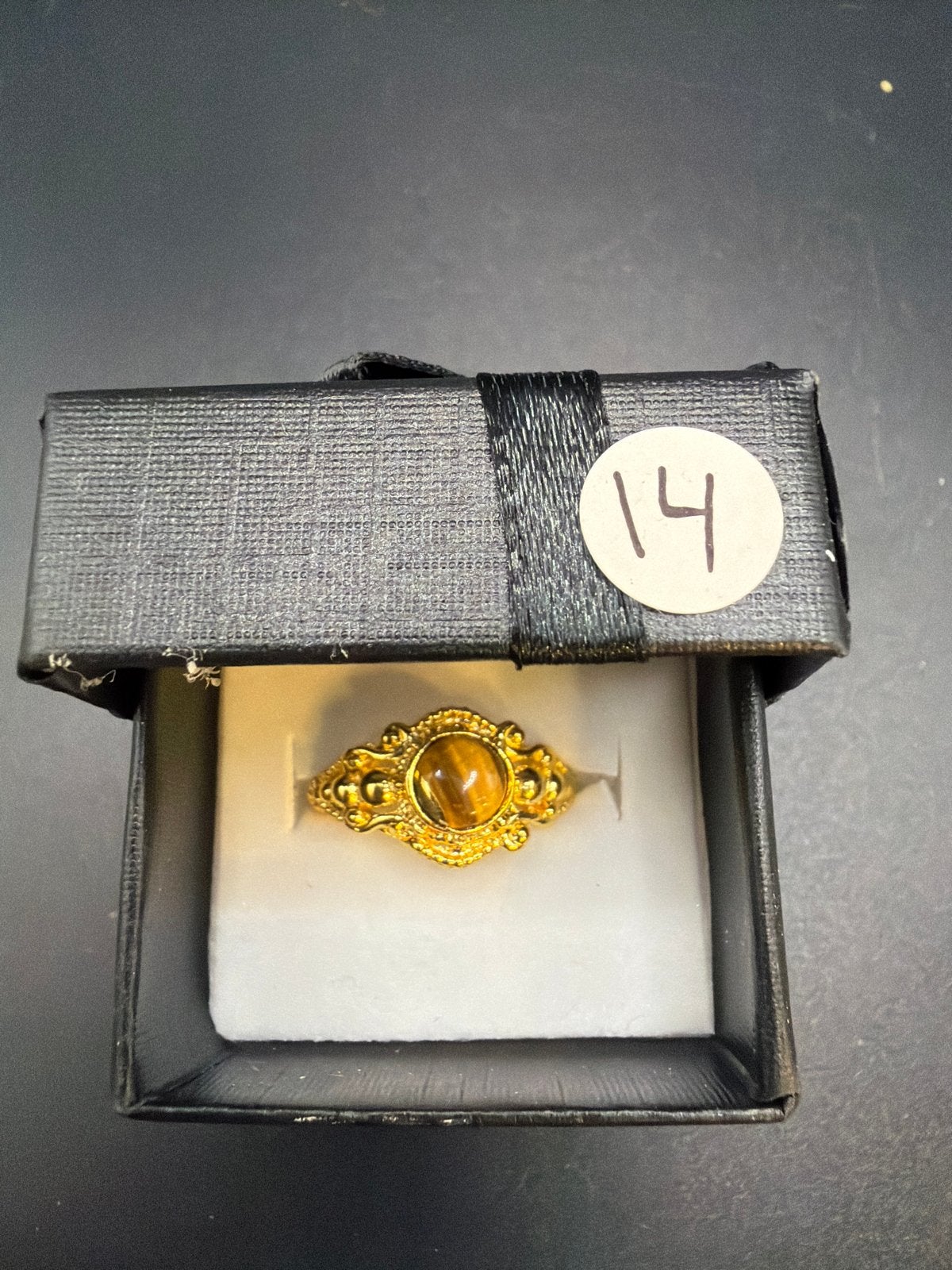 Ring van verguld messing met tijgeroog steen, Ophalen of Verzenden, Zo goed als nieuw, X, Met edelsteen