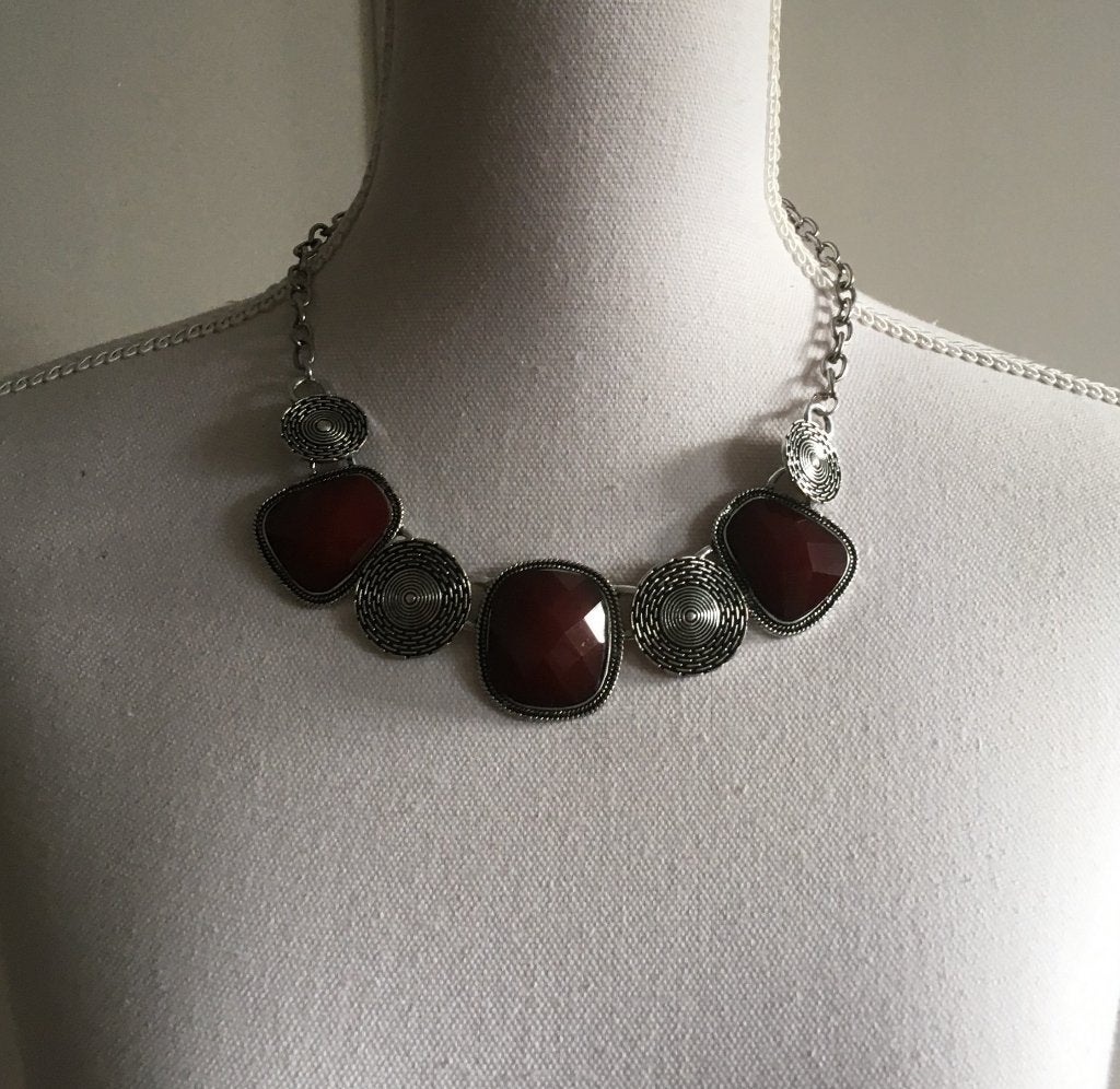 Zilverkleurige wijnrode burgundy kleurige stenen ketting, Overige materialen, Verstelbaar, Nieuw, Ophalen of Verzenden