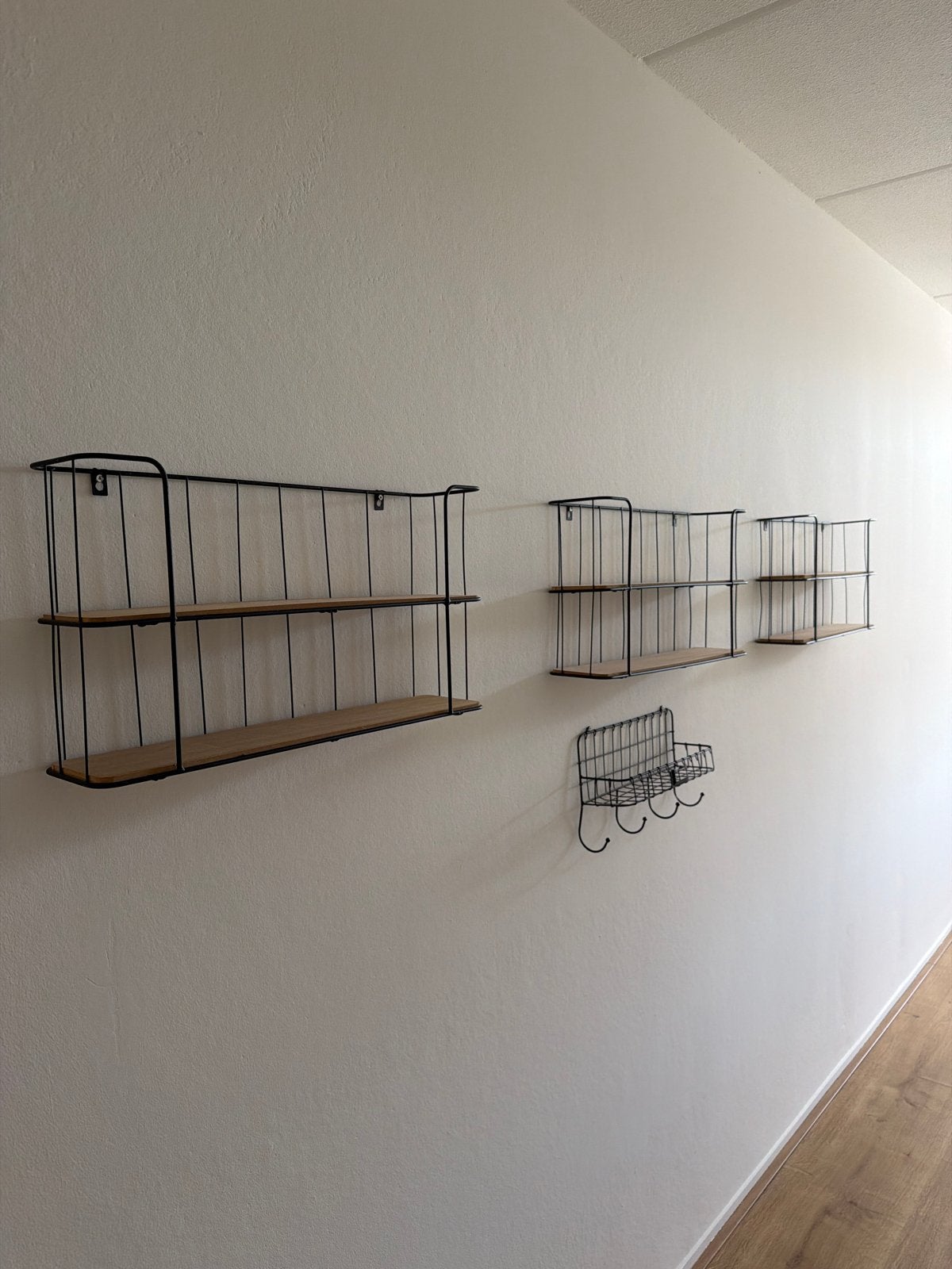 Set van 3 wandplanken en 1 rekje, zwart metaal/hout, Ophalen, Zo goed als nieuw