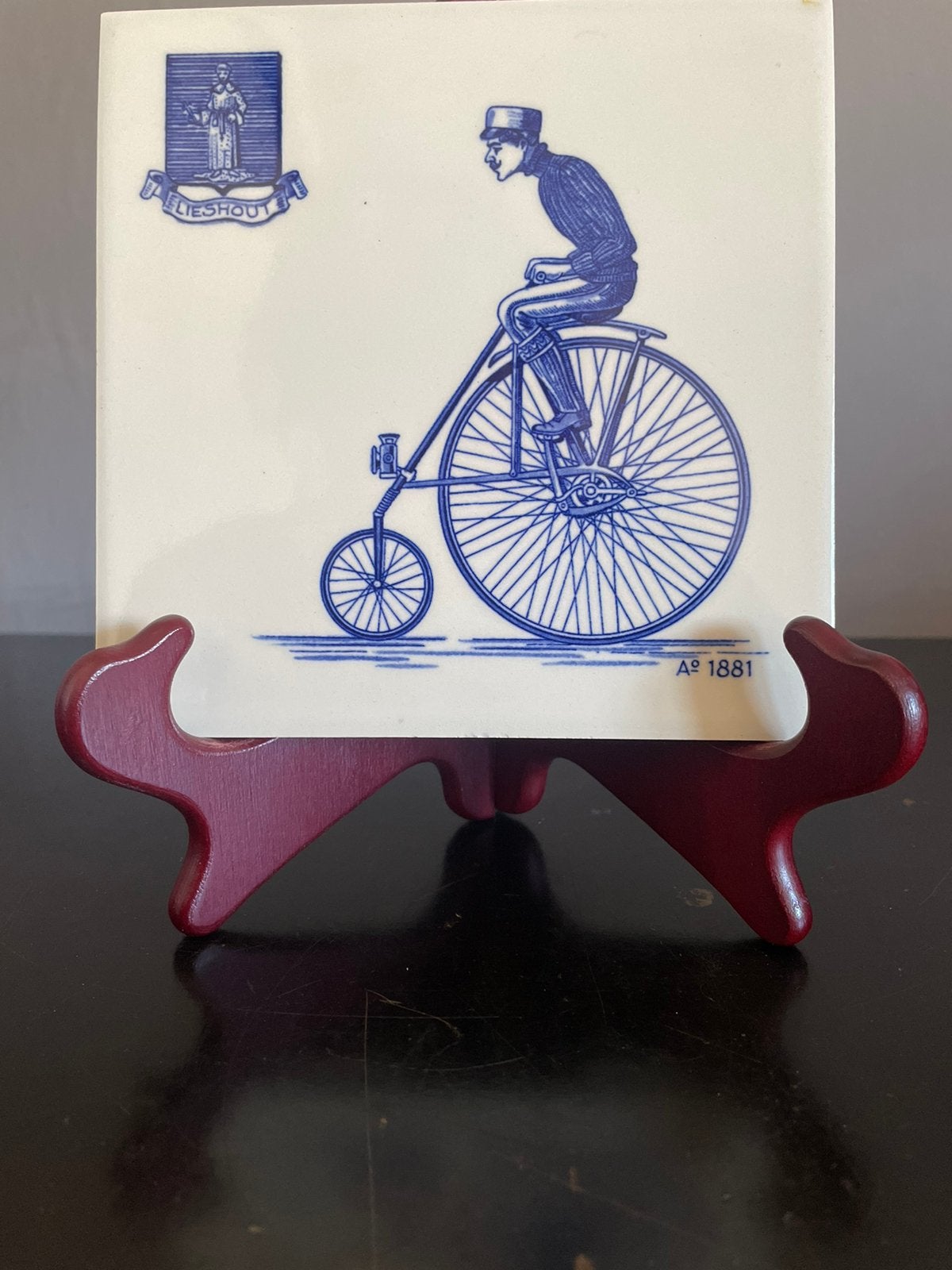 Blauw/ witte wandtegel met oude hoge fiets uit Lieshout, Verzamelen, Ophalen of Verzenden, Zo goed als nieuw, Poppenhuis