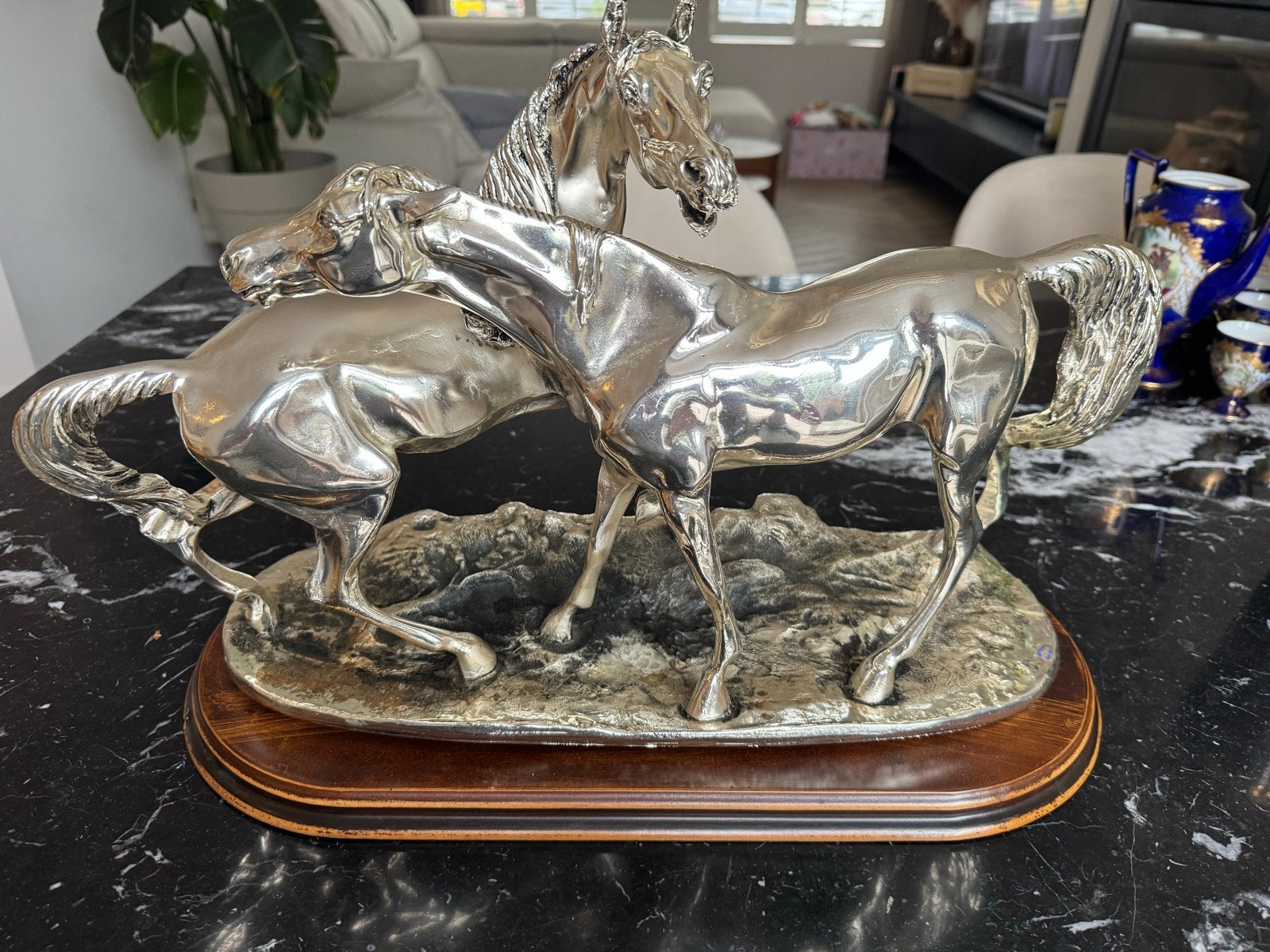 Verzilverd sculptuur van twee paarden op houten sokkel, Antiek en Kunst, Kunst | Beelden en Houtsnijwerken, Zoogdier, 20 - 50 cm