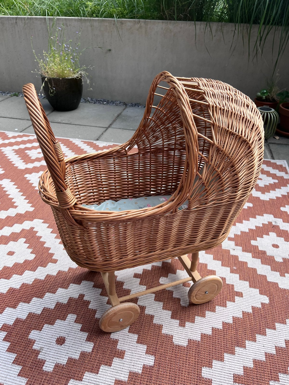 Rotan rieten poppenwagen met houten wielen, Ophalen, Zo goed als nieuw, Overige typen