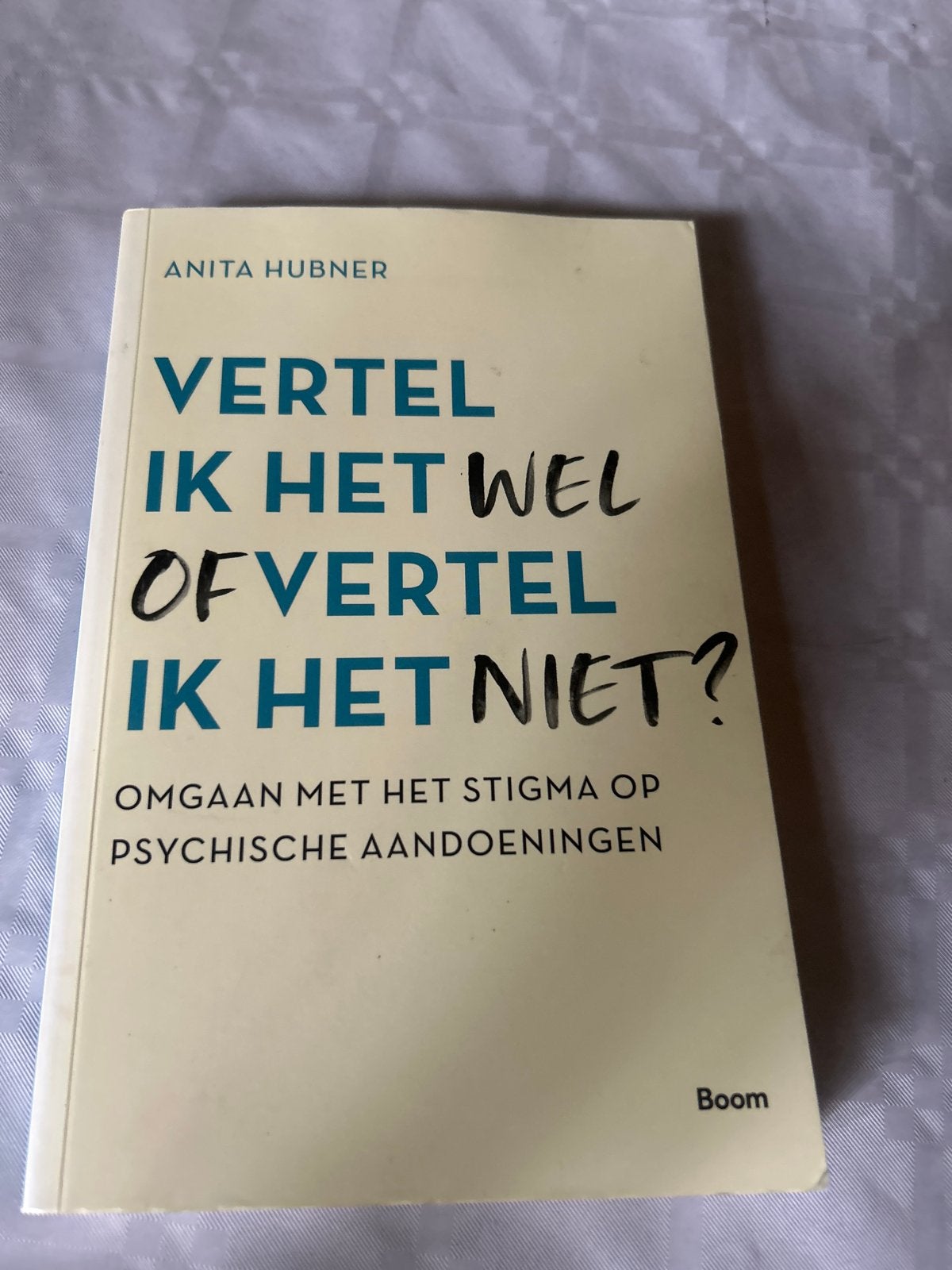 Vertel ik het wel of vertel ik het niet? Anita Hubner, Ophalen of Verzenden, Zo goed als nieuw