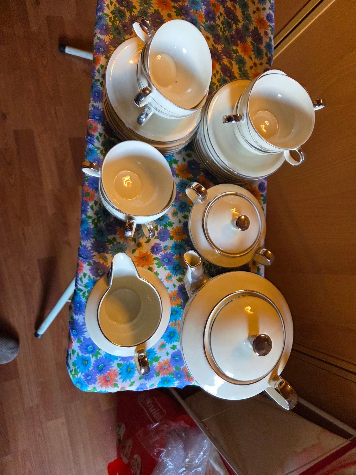 Vintage porseleinen theeservies met zilveren rand, Ophalen