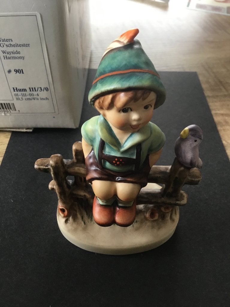 Hummel beeldje: Jongen op hek met vogel - Wayside Harmony, Ophalen, Zo goed als nieuw, Hummel